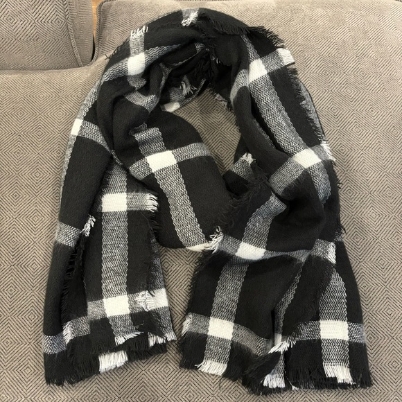 NWOT Modena Black & White Plaid Scarf - Picture 2 of 3